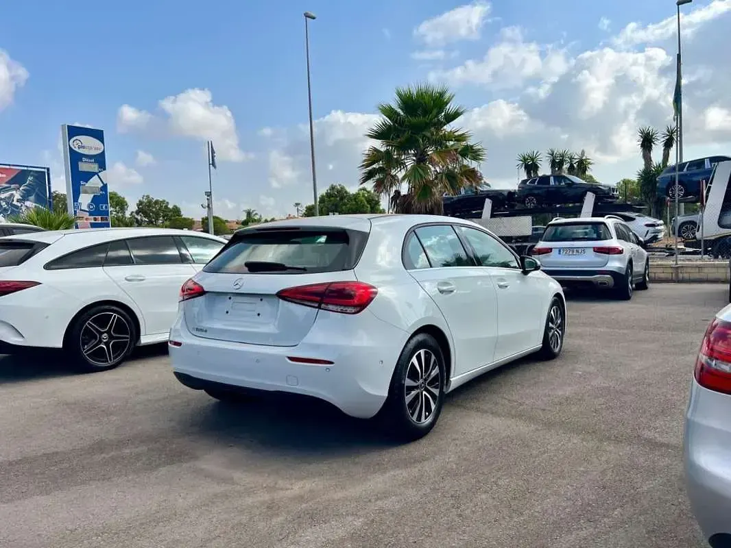 Usado Mercedes A180 Advanced 116 CV (85 kW) 2022 Blanco Utilitario