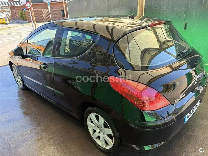 Usado Peugeot 308 90 CV (66 kW) 2008 Negro Berlina