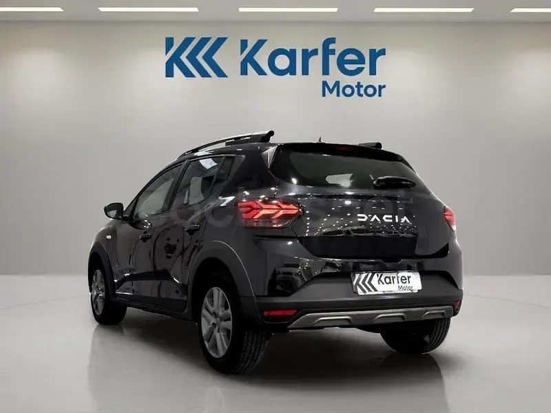 Usado Dacia Sandero Essentiel 101 CV (74 kW) 2023 Negro Berlina