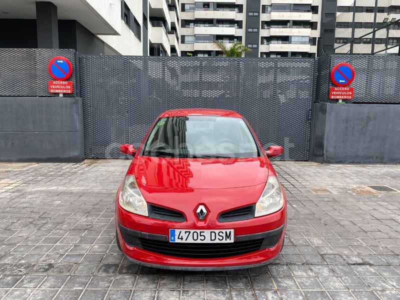 Rojo Usado 2005 Renault Clio II Dynamique Berlina | 4990 € (Caro) - Imagen 1/4