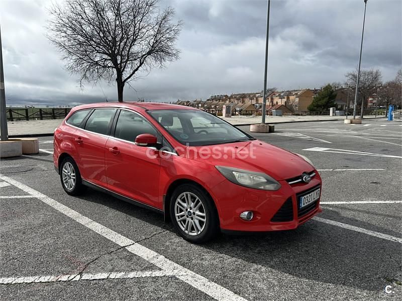 Usado Ford Focus Trend 100 CV (73 kW) 2012 Rojo Familiar