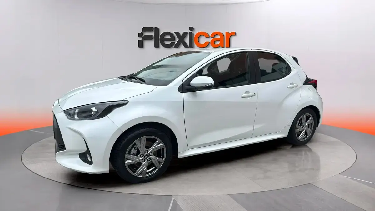 Usado Toyota Yaris Hybrid Active 116 CV (85 kW) 2025 Blanco Berlina