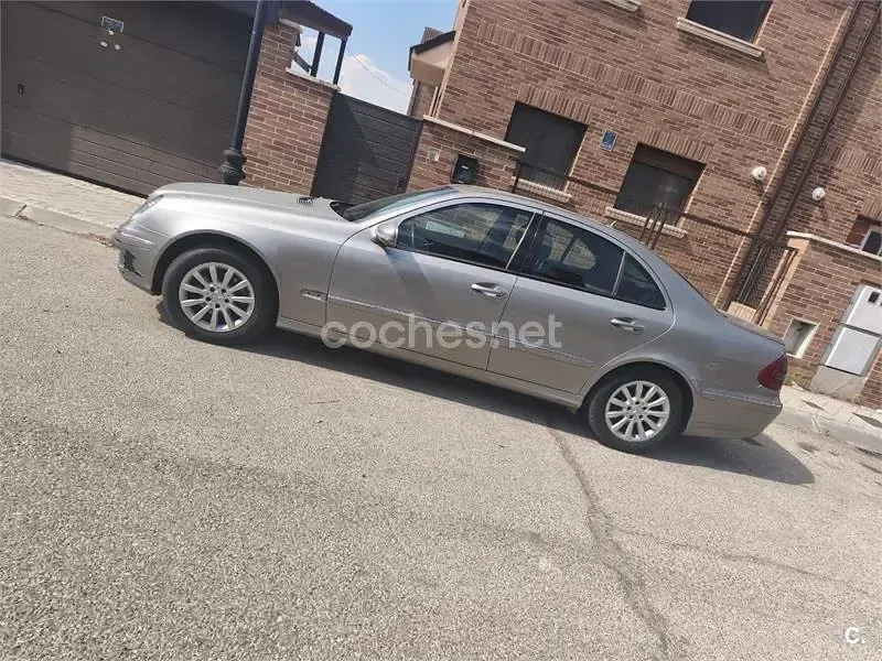 Usado Mercedes E220 Elegance 150 CV (110 kW) 2007 Beige Berlina
