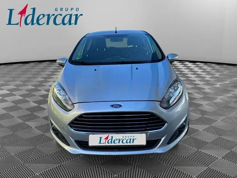 Usado Ford Fiesta Titanium 100 CV (73 kW) 2015 Gris / plata Utilitario