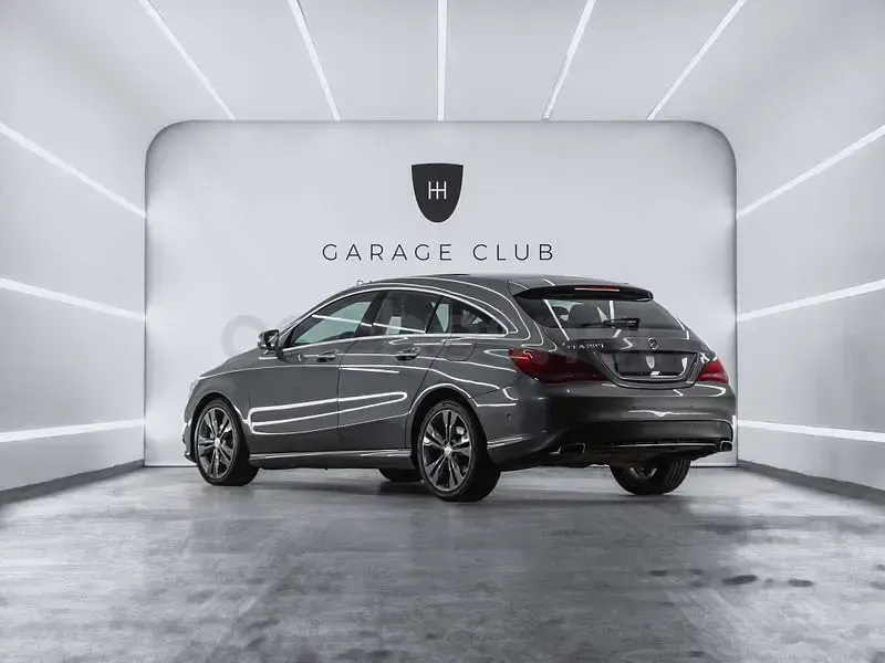 Usado Mercedes CLA220 Shooting Brake Urban 177 CV (130 kW) 2015 Gris / plata Familiar