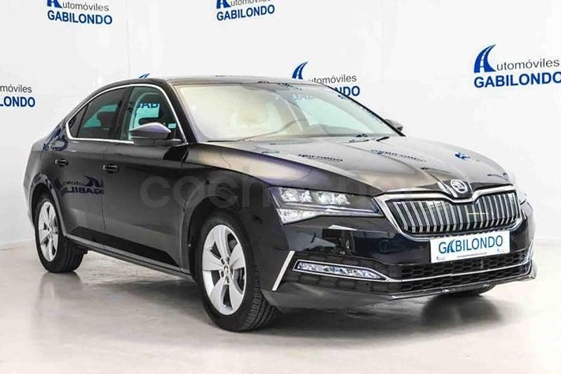 Usado Skoda Superb Style 218 CV (160 kW) 2021 Negro Berlina