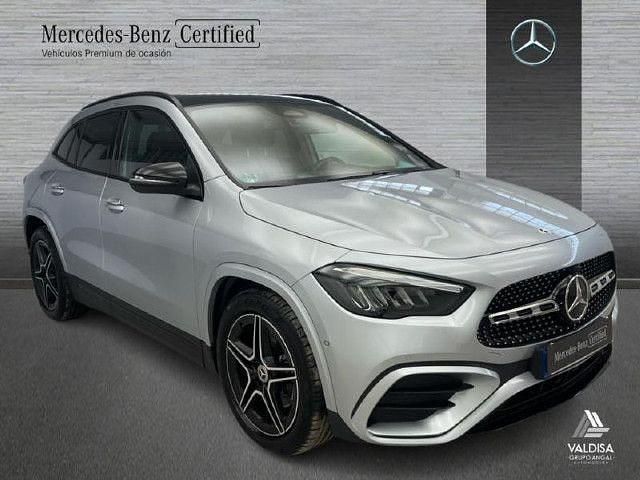 Usado Mercedes GLA200 AMG line 150 CV (110 kW) 2025 Plata hightech SUV