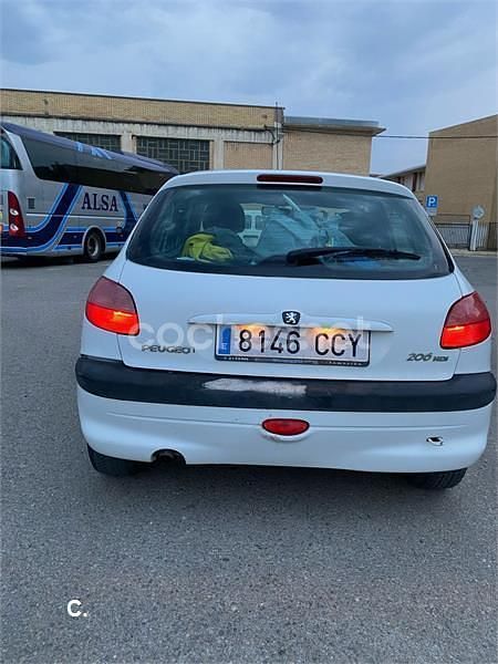 Usado Peugeot 206 70 CV (51 kW) 2002 Blanco Berlina