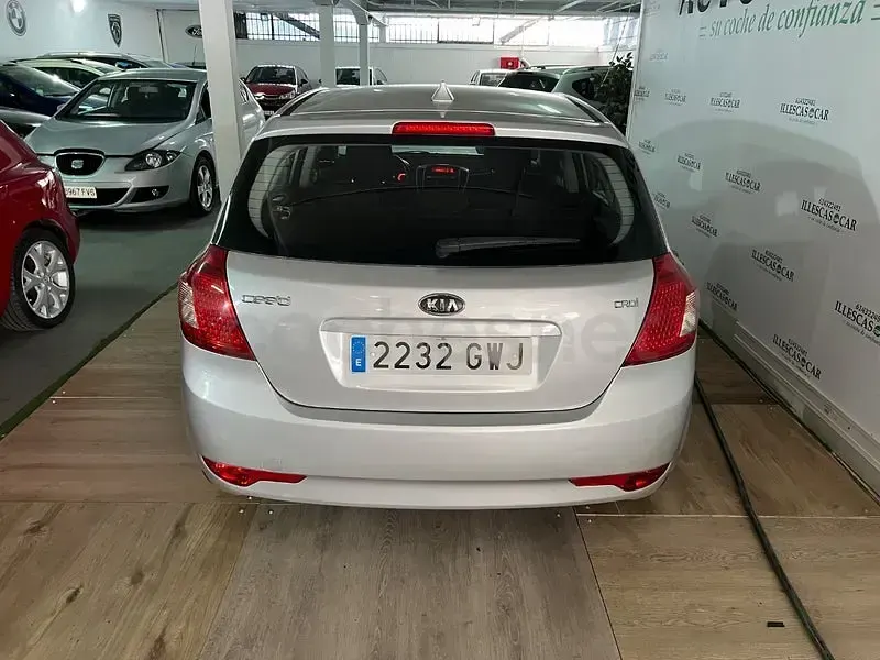 Usado Kia Ceed 115 CV (84 kW) 2010 Gris / plata Utilitario
