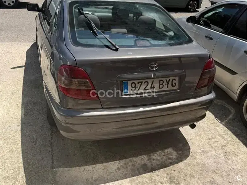 Usado Toyota Avensis Terra 110 CV (80 kW) 2002 Gris / plata Berlina