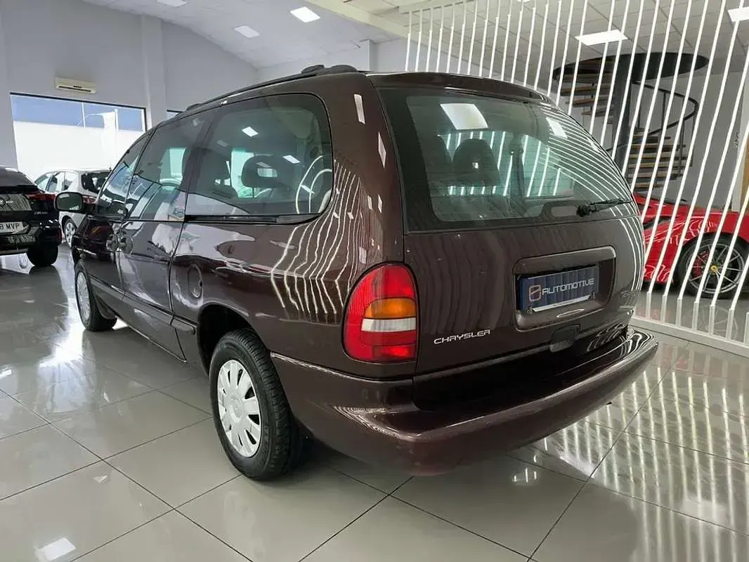 Usado Chrysler Voyager 150 CV (110 kW) 2002 Burdeos Monovolumen