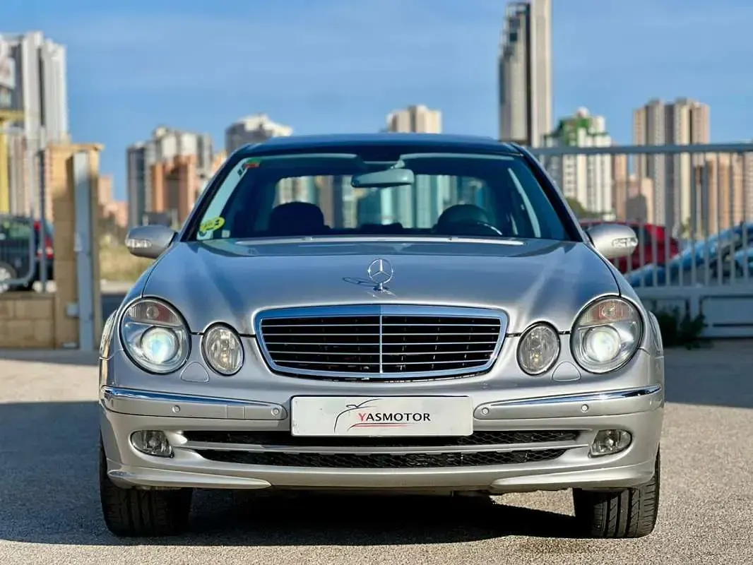 Usado Mercedes E500 Avantgarde 306 CV (225 kW) 2005 Plateado Berlina