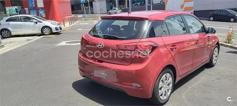 Usado Hyundai i20 84 CV (61 kW) 2016 Rojo Berlina