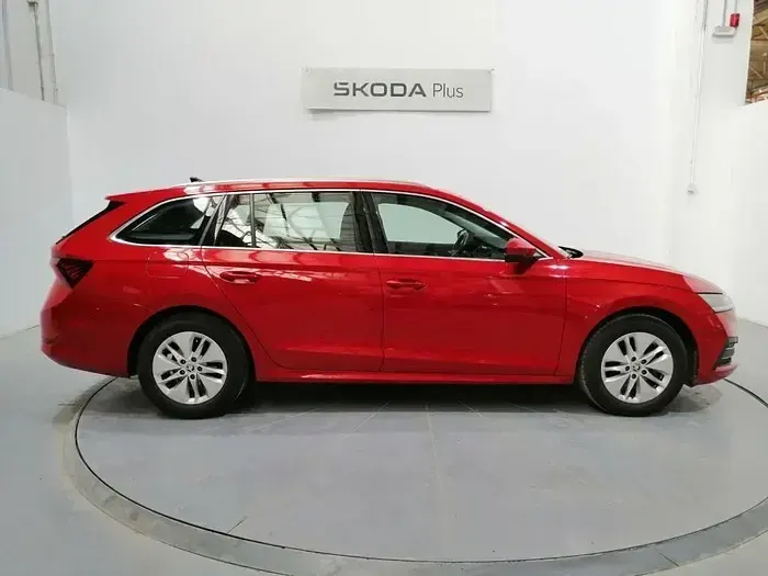 Usado Skoda Octavia Ambition 150 CV (110 kW) 2024 Rojo Familiar