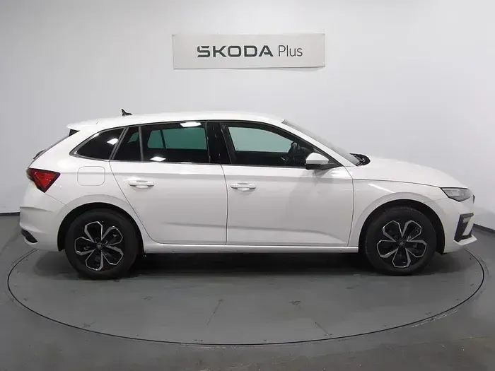 Usado Skoda Scala Selection 115 CV (84 kW) 2025 Blanco Utilitario