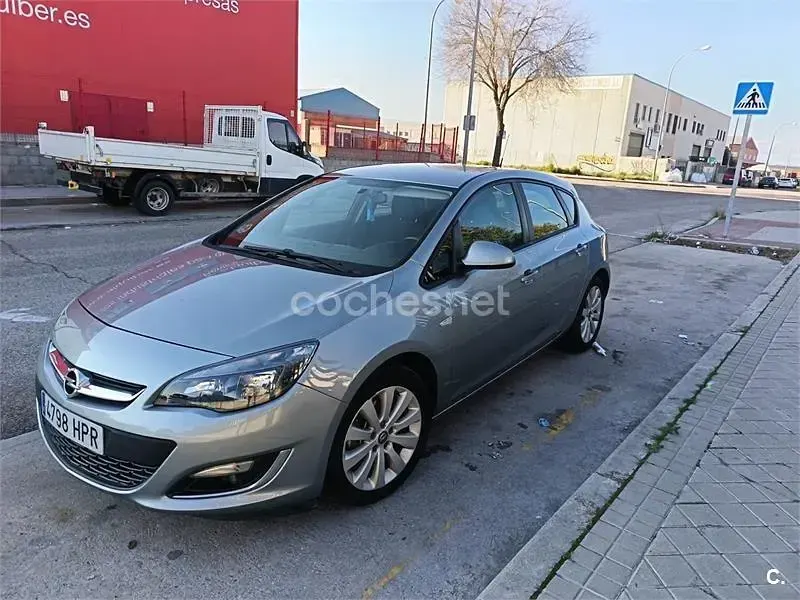 Usado Opel Astra Selective 110 CV (80 kW) 2013 Gris / plata Berlina