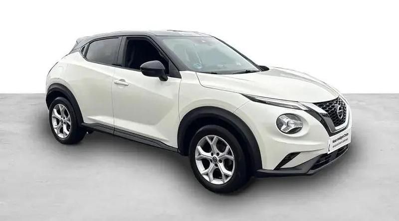 Usado Nissan Juke N-Connecta 114 CV (83 kW) 2022 Lunar white (metalizado) techo SUV