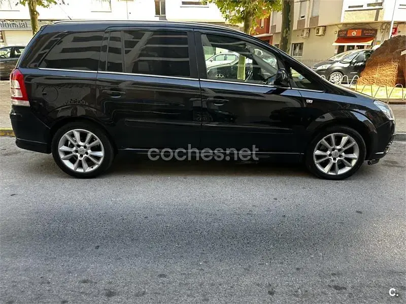 Usado Opel Zafira Enjoy Plus 125 CV (91 kW) 2011 Negro Monovolumen