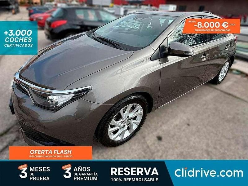 Usado Toyota Auris Hybrid Active 99 CV (72 kW) 2017 Gris Berlina