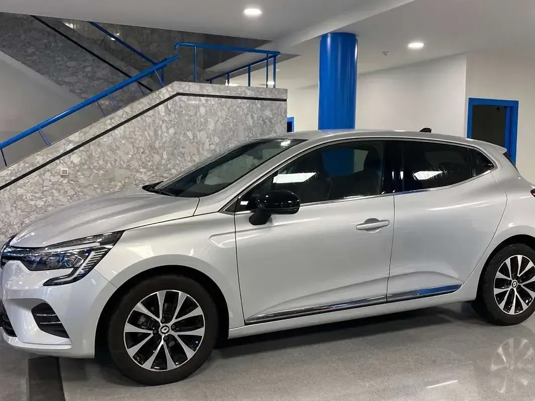 Usado Renault Clio V Techno 91 CV (66 kW) 2023 Gris Utilitario