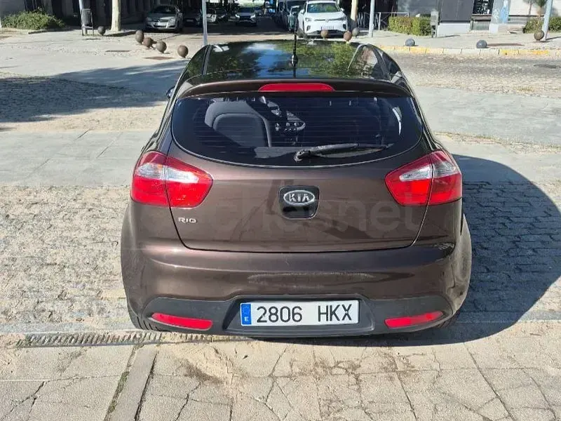 Usado Kia Rio 85 CV (62 kW) 2012 Marrón Berlina
