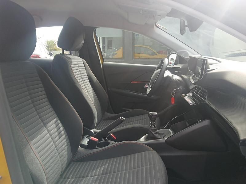 Usado Peugeot 208 Active 101 CV (74 kW) 2022 Amarillo Utilitario