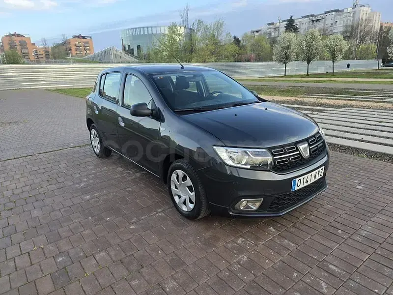 Usado Dacia Sandero Essentiel 90 HP (66 kW) 2019 Cinzento Sedan