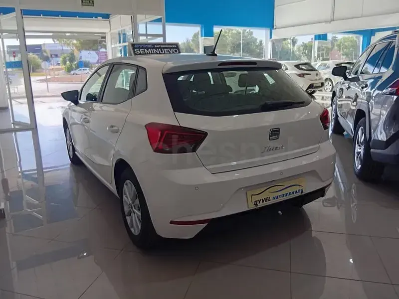 Usado Seat Ibiza Style Plus 110 CV (80 kW) 2022 Blanco Utilitario