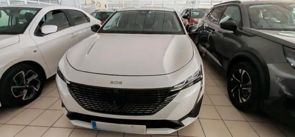 Usado Peugeot 308 Allure 131 CV (96 kW) 2022 Blanc nacre Berlina