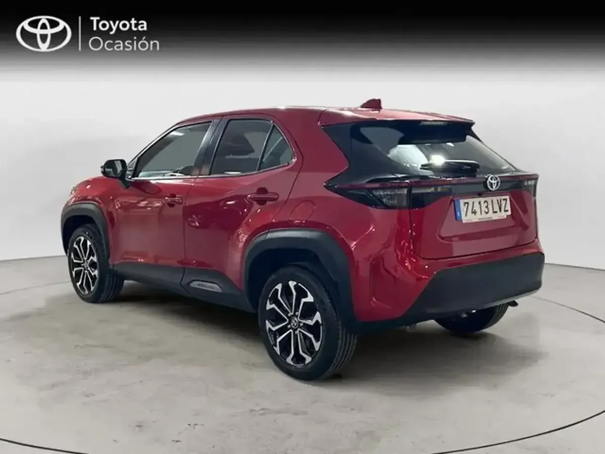 Usado Toyota Yaris Hybrid Active 116 CV (85 kW) 2022 Rojo
