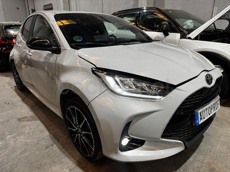 Usado Toyota Yaris Hybrid Sport 116 CV (85 kW) 2022 Gris / plata Berlina