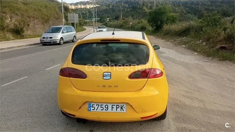 Usado Seat Leon Reference 140 CV (102 kW) 2007 Amarillo Utilitario