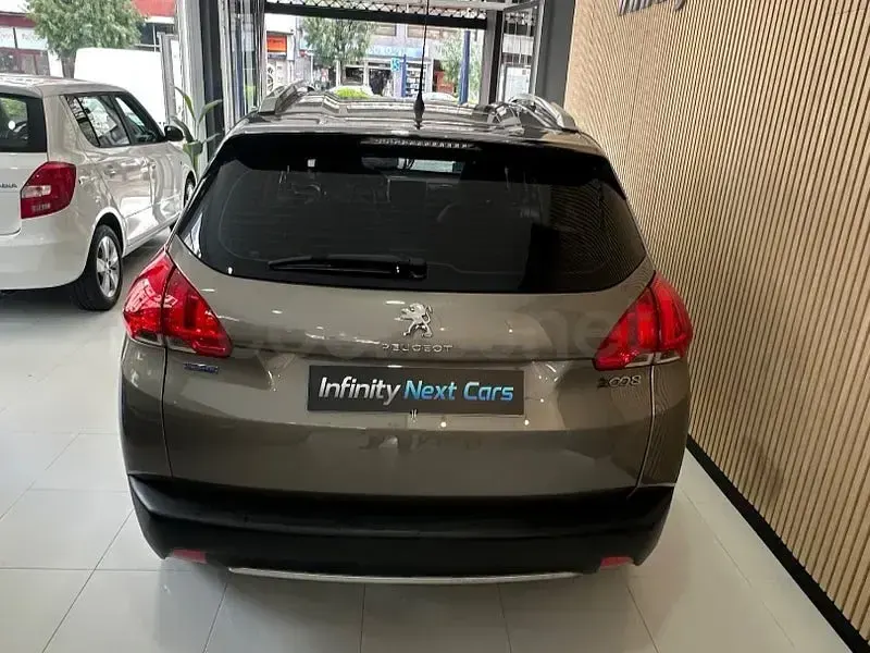 Usado Peugeot 2008 Allure 100 CV (73 kW) 2015 Gris / plata SUV