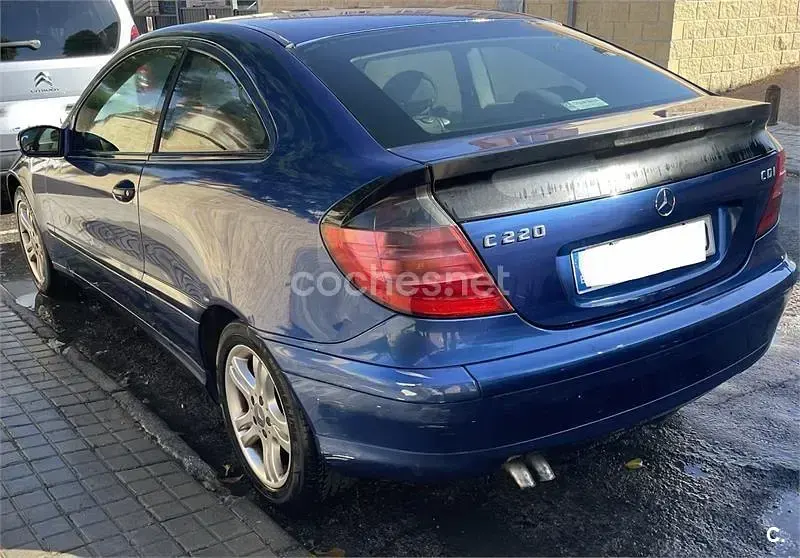 Usado Mercedes C220 143 CV (105 kW) 2002 Azul Berlina
