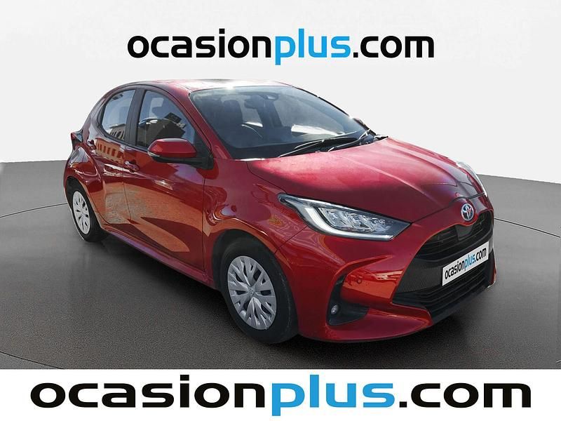 Usado Toyota Yaris Hybrid Business Edition 116 CV (85 kW) 2022 Rojo Berlina