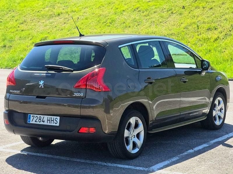 Usado Peugeot 3008 Style 112 CV (82 kW) 2012 Marrón Familiar
