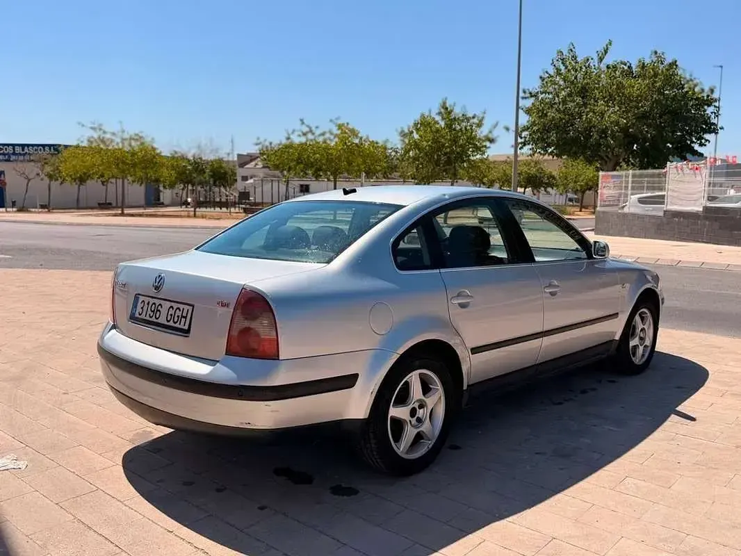 Usado VW Passat Comfortline 129 CV (94 kW) 2003 Gris Berlina