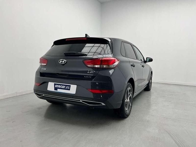 Usado Hyundai i30 120 CV (88 kW) 2021 Gris dark knight yg7 Berlina