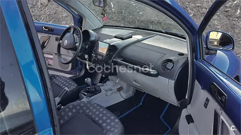 Usado VW New Beetle 115 CV (84 kW) 2000 Azul Utilitario