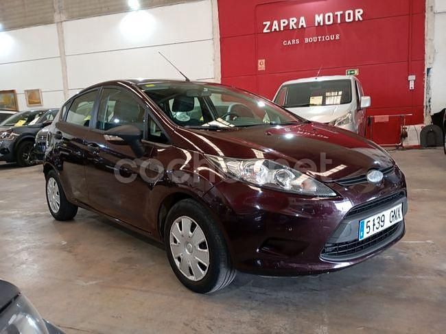 Usado Ford Fiesta Ambiente 68 CV (50 kW) 2009 Granate Berlina