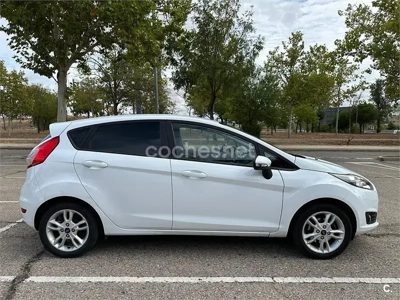 Usado Ford Fiesta Trend 82 CV (60 kW) 2016 Blanco Utilitario