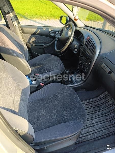 Usado Citroën Xsara Attraction 90 CV (66 kW) 2000 Gris / plata Berlina