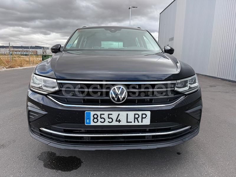 Käytetty VW Tiguan Life 150 HP (110 kW) 2021 Musta Katumaasturi