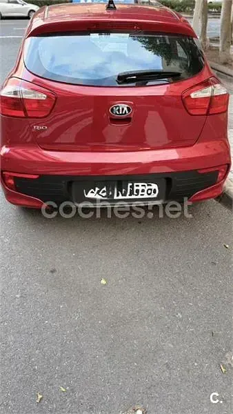 Usado Kia Rio 109 CV (80 kW) 2016 Rojo Utilitario