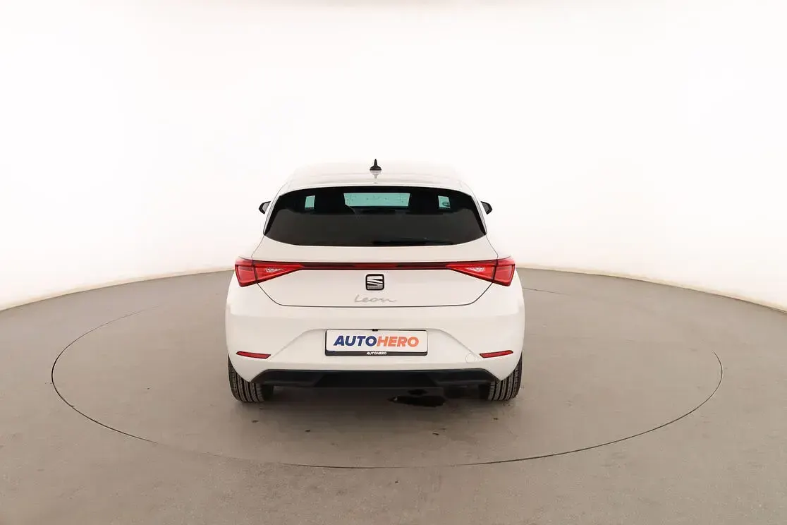 Usado Seat Leon Style 131 CV (96 kW) 2021 Blanco Berlina
