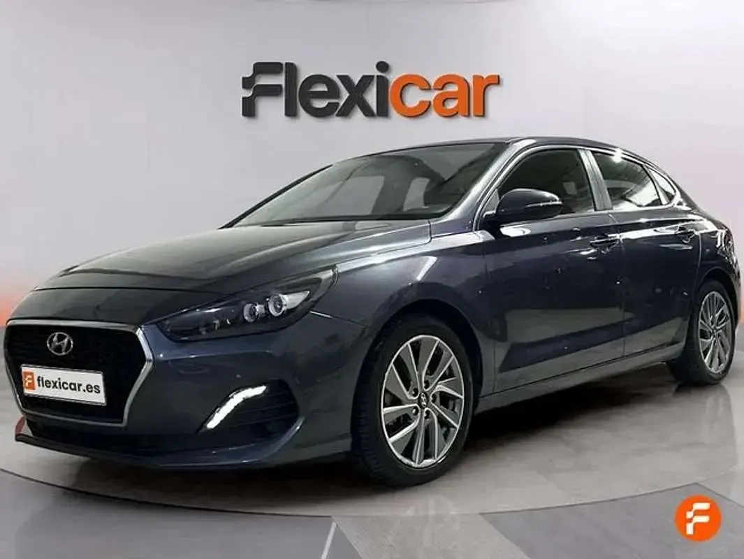 Usado Hyundai i30 120 HP (88 kW) 2018 Cinzento Sedan