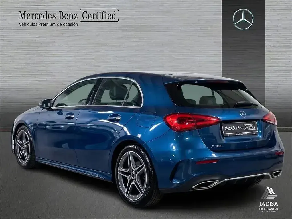 Usado Mercedes A180 AMG line 136 HP (100 kW) 2025 Azul Sedan