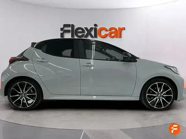 Usado Toyota Yaris Hybrid Sport 116 CV (85 kW) 2024 Gris