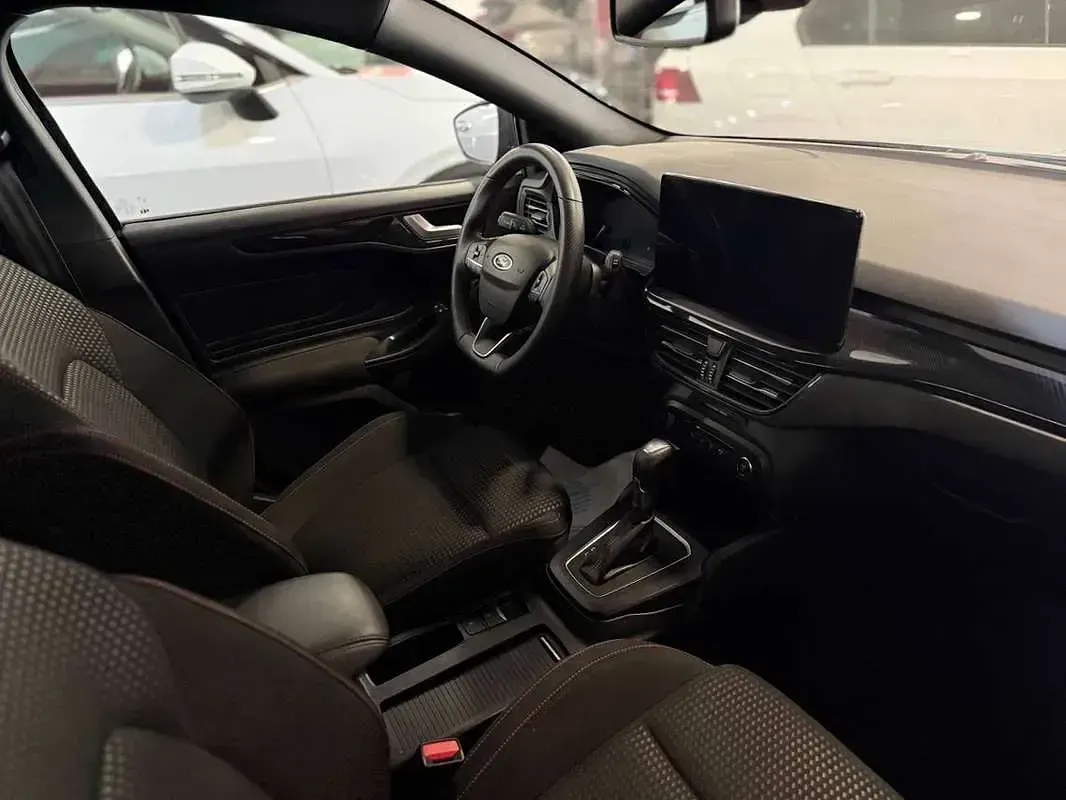 Usado Ford Focus ST-Line 155 CV (114 kW) 2024 Gris Utilitario