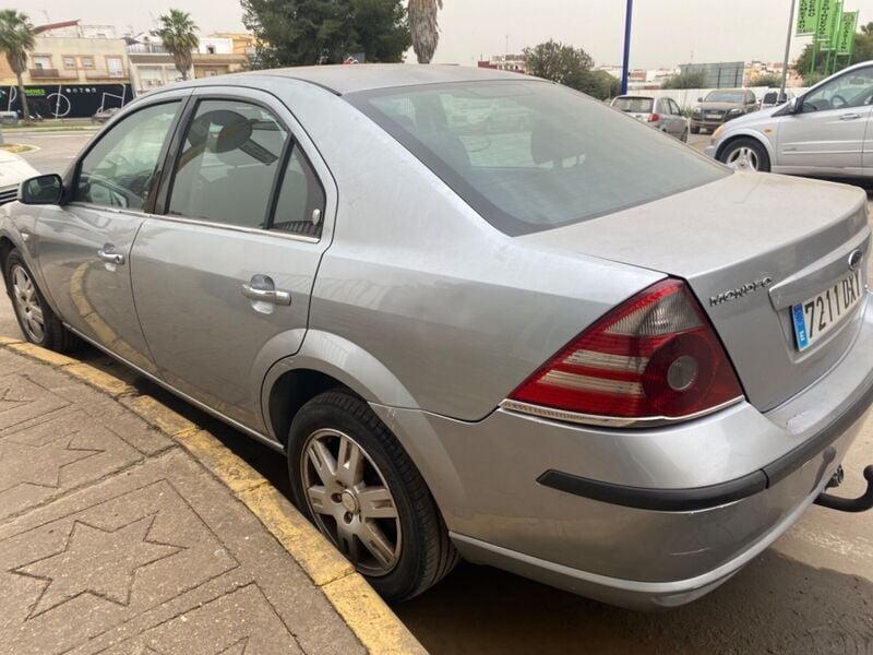 Usado Ford Mondeo Ghia 130 CV (95 kW) 2006 Gris Berlina